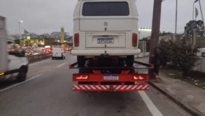 VW Kombi é guinchada na Raposo Tavares