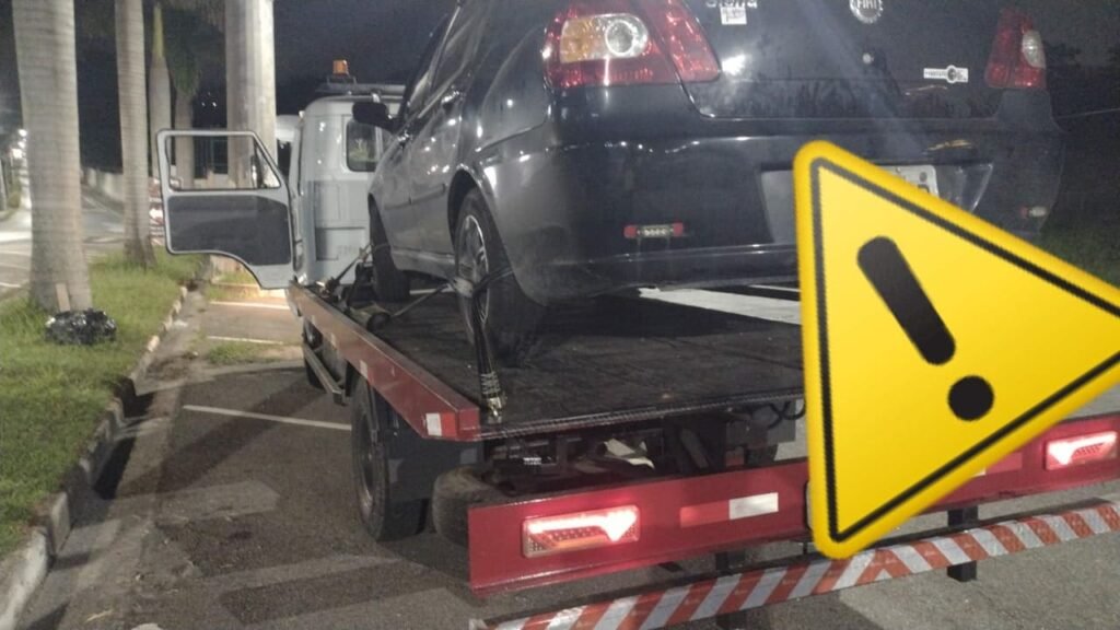 Veiculo Fiat Siena em pane elétrica é guinchado nesta madrugada em Jandira, na grande São Paulo