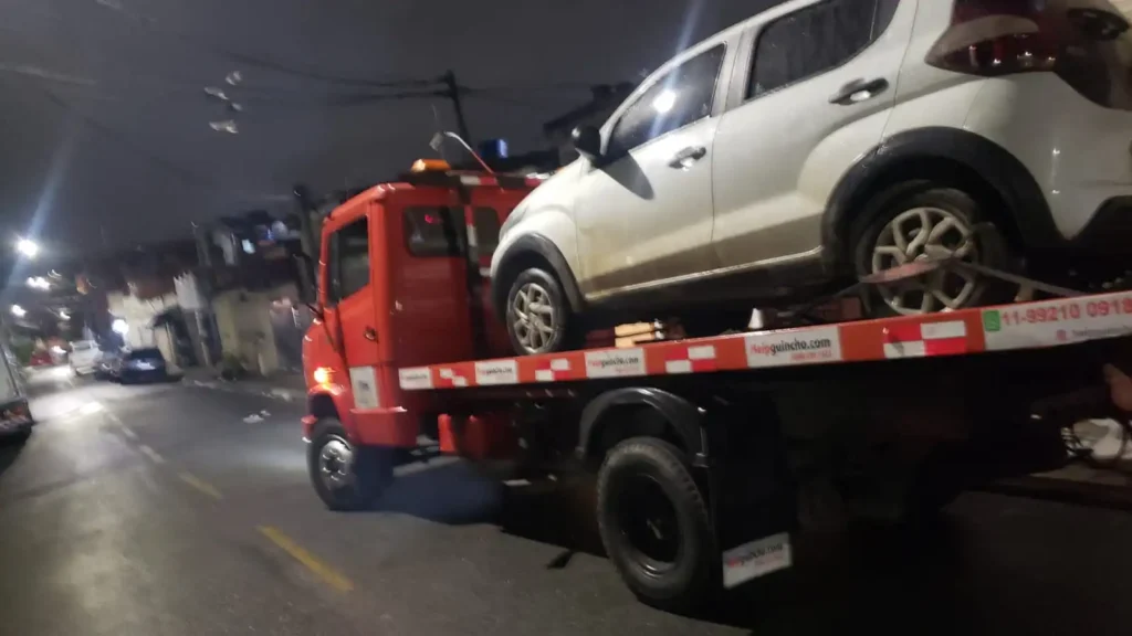 guincho é acionado em embu das artes na grande sao paulo para veiculo que teve chave decodificada perdida